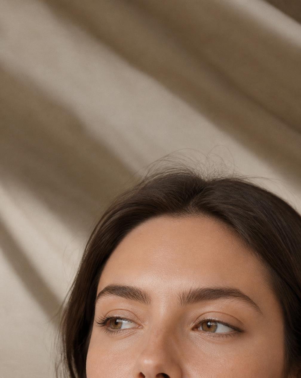Detalhe do olhar e da testa com pele lisa